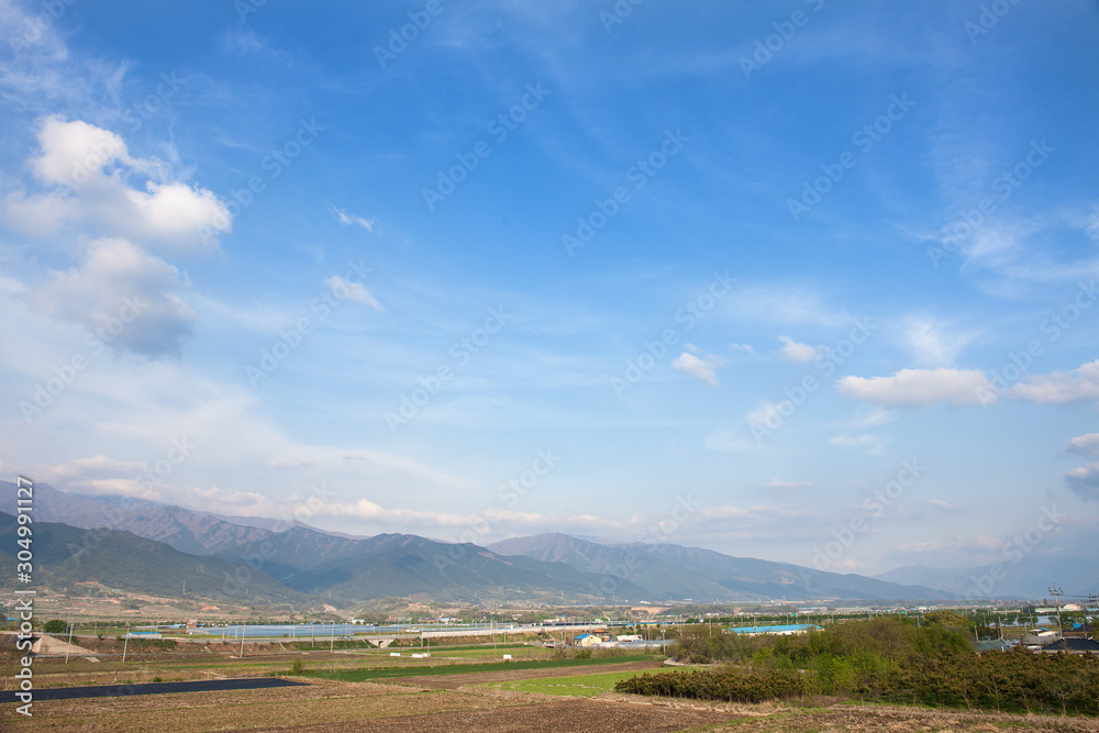Jirisan is a famous mountain in Korea.
