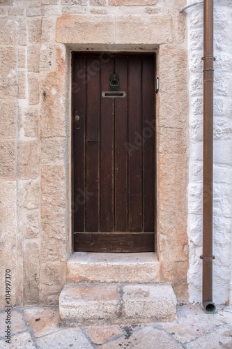 Closed wooden door © Arkd