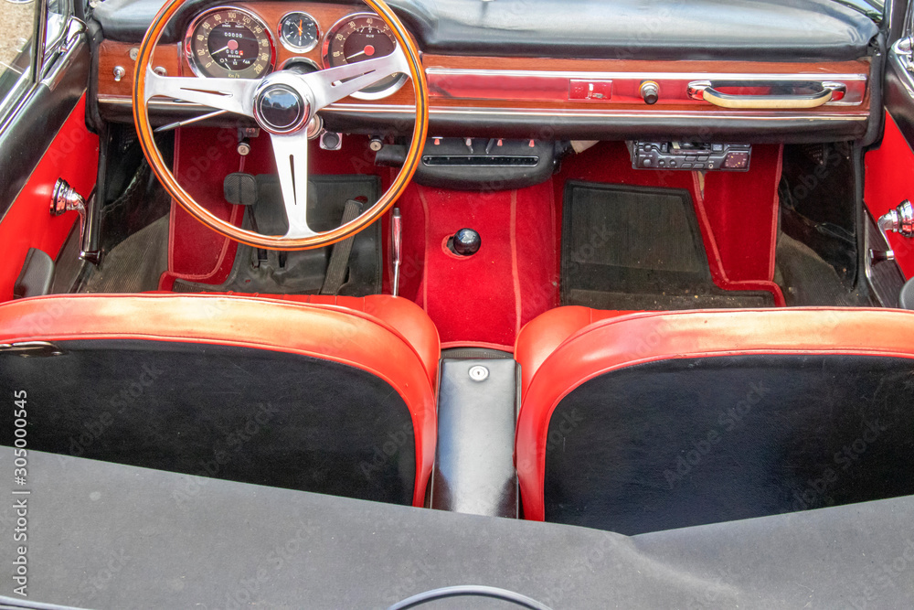 Naklejka premium Intérieur de voiture cabriolet ancienne 
