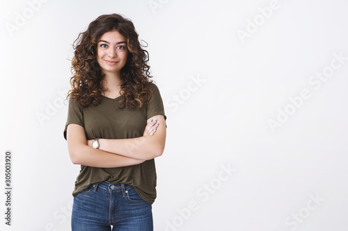 Fotografi Sassy attractive confident freelance armenian girl with curly hair standing self