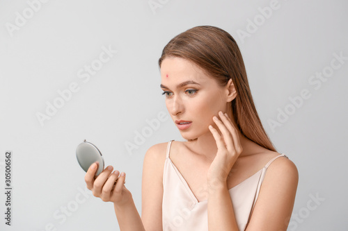 Portrait of young woman wit...