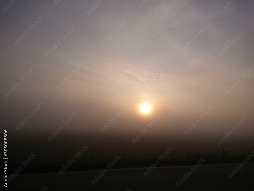 Fototapeta premium Die Sonne kämpft mit dem Hochnebel
