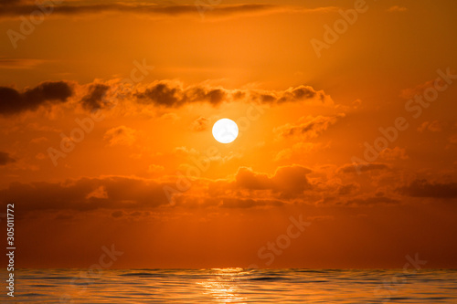 小笠原の海に沈む夕日 © shota
