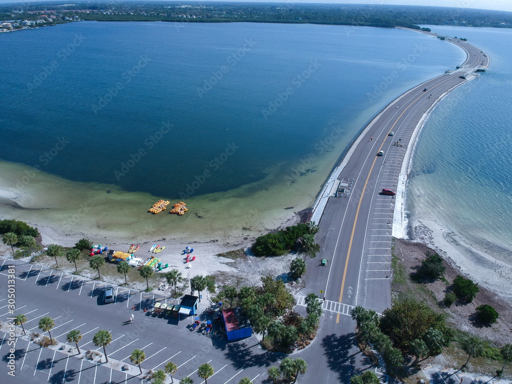 Obraz premium beautiful white sand beach and blue ocean