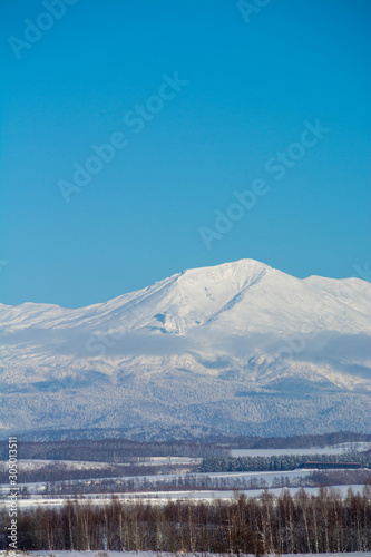 冬の青空と雪山　大雪山 © kinpouge