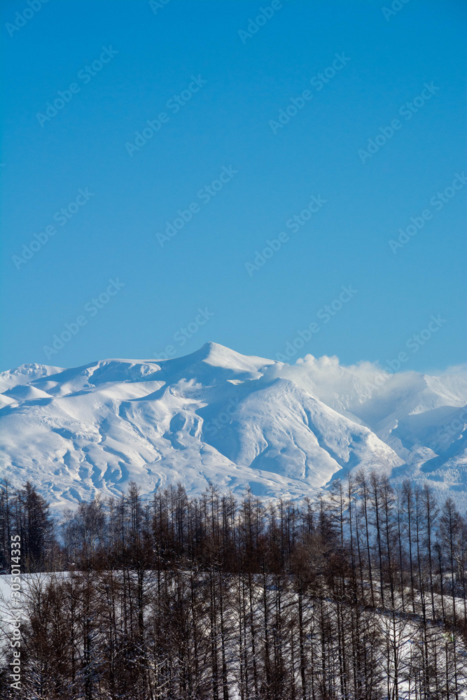 雪山と青空　十勝岳