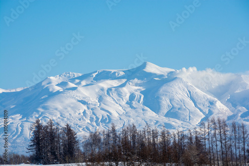 雪山と青空　十勝岳 © kinpouge