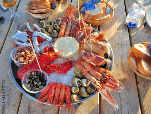 Joli plateau de fruits de mer pour le repas du nouvel an en Bretagne