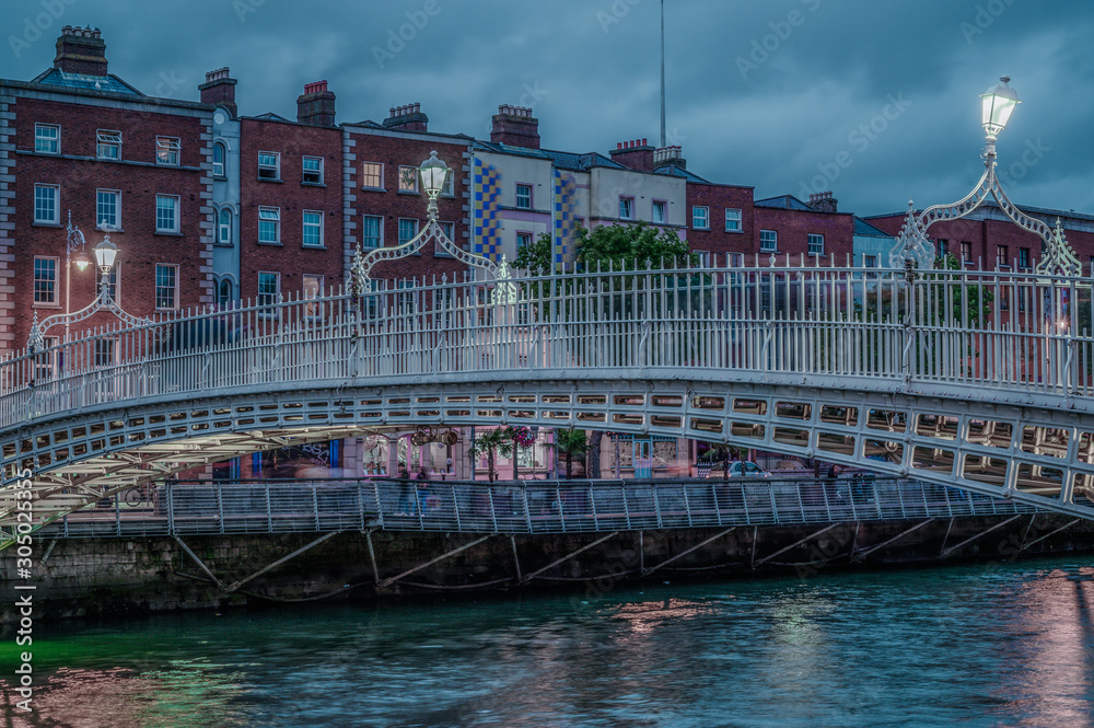 Naklejka premium Le Ha'penny bridge de Dublin