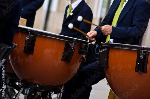 Músico tocando los timbales