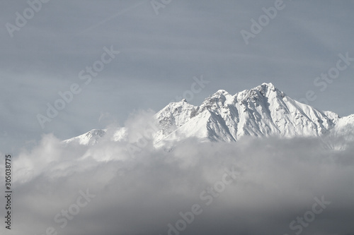 Blick von Innsbruck im Inntal in Tirol auf die Nordkette und die schneebedeckten Gipfel im Winter. Lawinen gefährlich