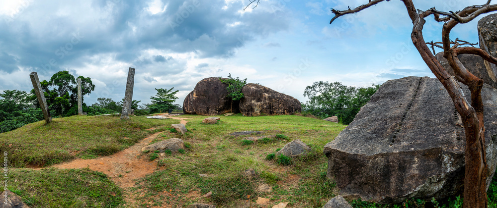 Φωτογραφία Big Panorama of Path to a Monolith in Vessagiriya, Anuradhapura