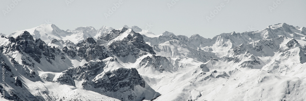Blick von der Axamer Lizum in Tirol auf die schneebedeckten Berge und Gipfel. Neuschnee im Winter. Bergpanorama - obrazy, fototapety, plakaty 