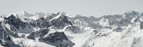 Blick von der Axamer Lizum in Tirol auf die schneebedeckten Berge und Gipfel. Neuschnee im Winter. Bergpanorama photo