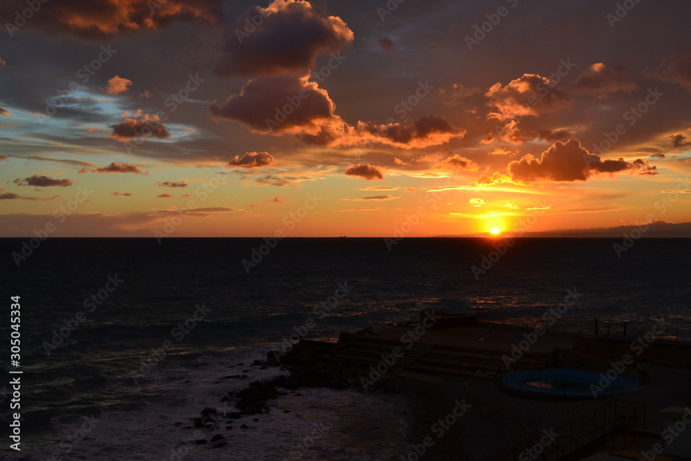 Cielo rosso fuoco al tramonto sul mare