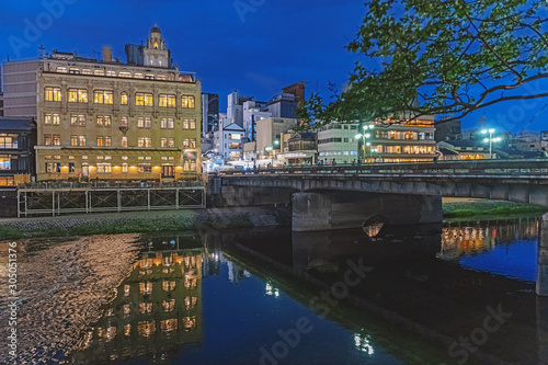 京都 夜の鴨川と四条大橋