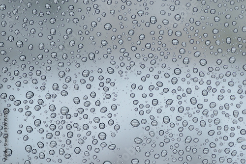 Regentropfen an einer Glasscheibe