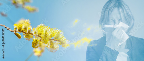 frau hat heuschnupfen im pollenstaub photo