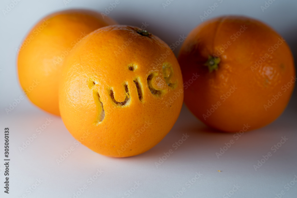 juice in die Schale frischer Orangen geschnitzt