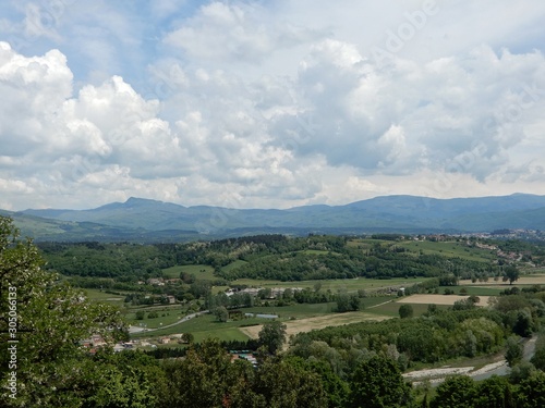 Campagna toscana  vista di Poppi in Casentino strada e campi contivati panorama