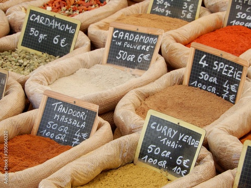 Cestini di spezie al mercato cibo naturale colorato