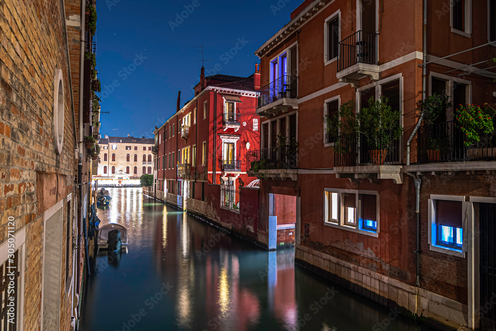 Vue des rues du centre historique de Venise et de ses canaux.