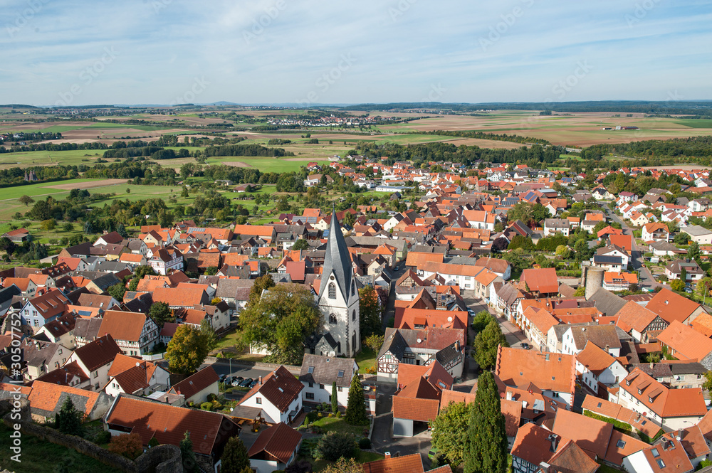 Das Dorf Münzenberg mit seiner Kirche in der Wetterau, Hessen