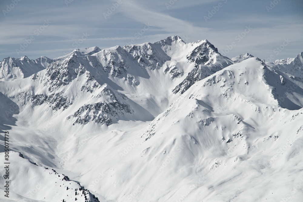 Blick von der Axamer Lizum in Tirol auf die schneebedeckten Berge und Gipfel. Neuschnee im Winter. Lawinen Gefahr am Berg