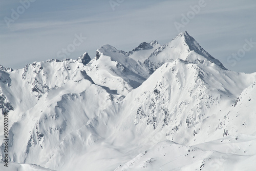 Blick von der Axamer Lizum in Tirol auf die schneebedeckten Berge und Gipfel. Neuschnee im Winter. Bergwelten