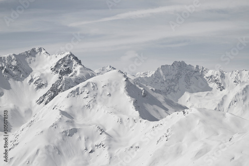 Blick von der Axamer Lizum in Tirol auf die schneebedeckten Berge und Gipfel. Neuschnee im Winter. Powder Backcountry © matti12seven