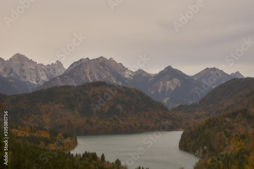 The lake between the Alps and the colors of autumn