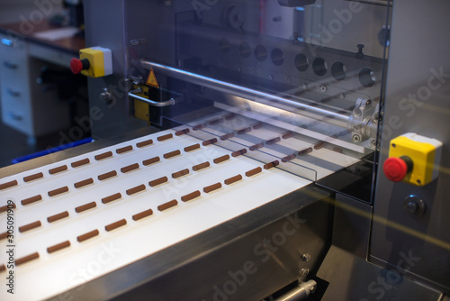 Flowing warm chocolate for candybars production