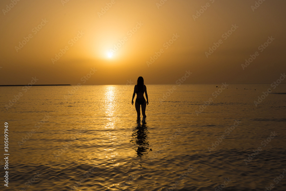 Fototapeta premium UAE. Woman sea, sunset