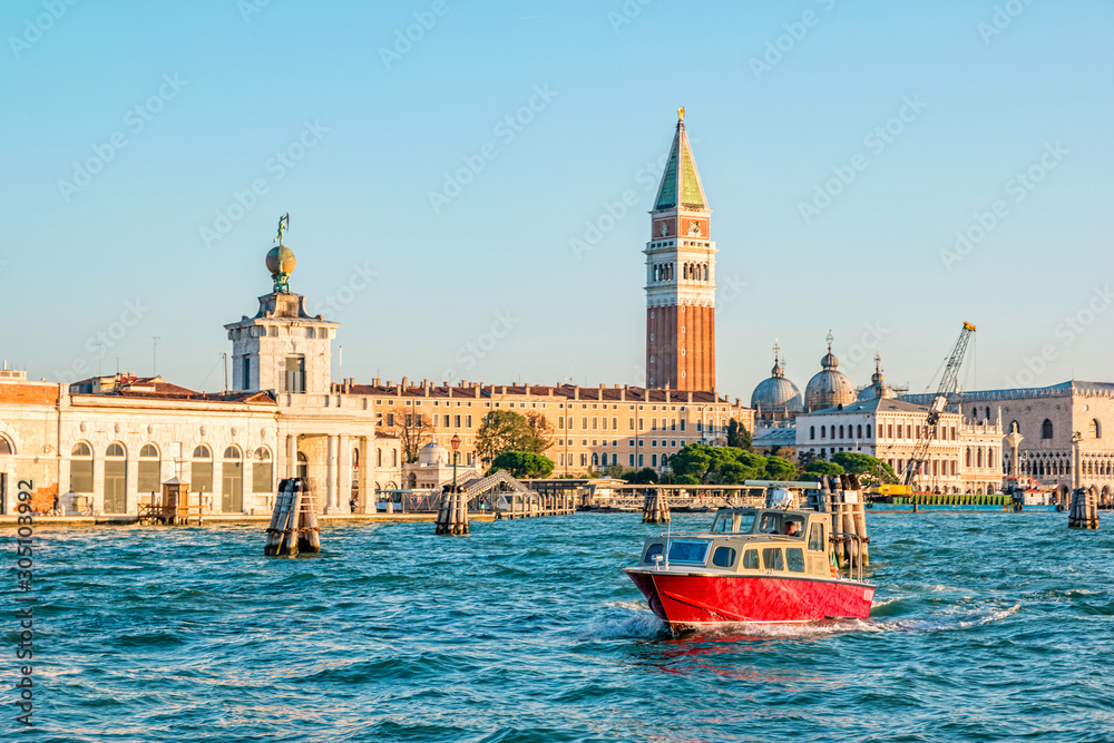 Fototapeta premium The view of venetian lagoon in morning