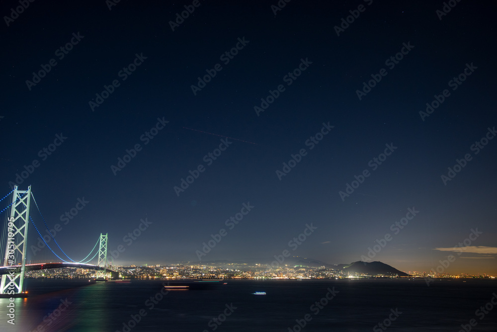 Fototapeta premium 兵庫県・淡路から神戸方向を見る見る明石海峡の夜景