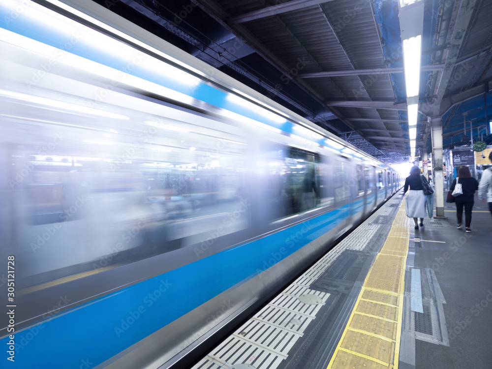 ホームを出発する列車