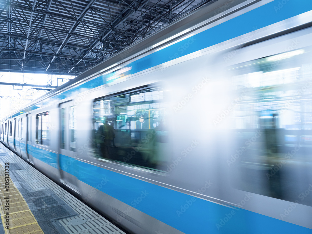 ホームを出発する列車 ホームを出発する列車