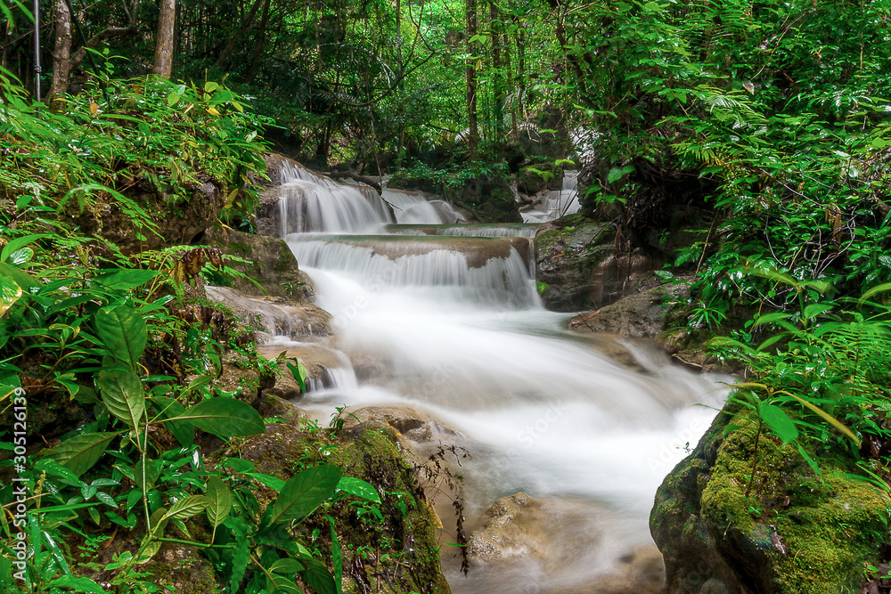 Fototapeta premium Beautiful Waterfalls at Khuean Srinagarindra National Park in Kanchanaburi, Thailand