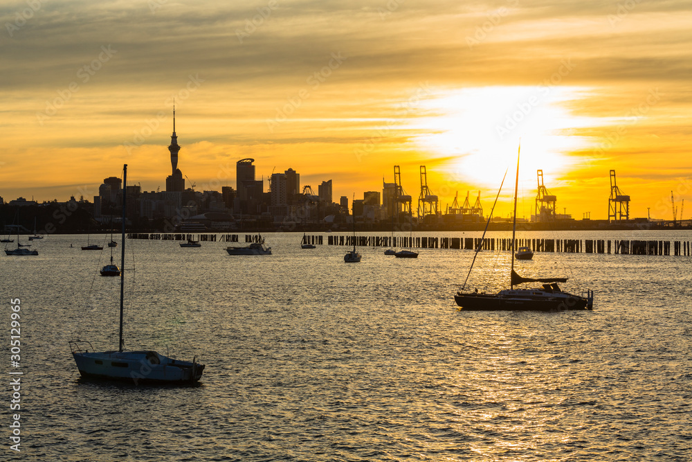 ニュージーランド　オークランドのオカフ・ベイから見えるオークランド港とスカイタワーと夕焼け空
