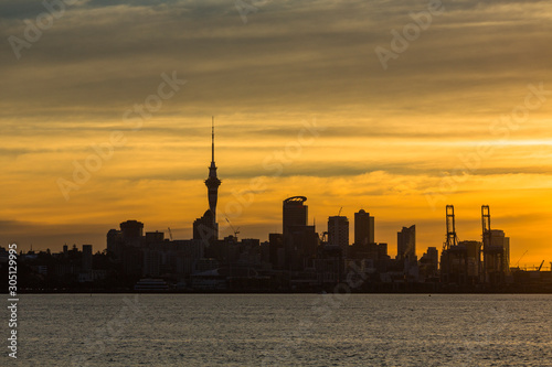 ニュージーランド オークランドのオカフ・ベイから見えるオークランド港とスカイタワーと夕焼け空