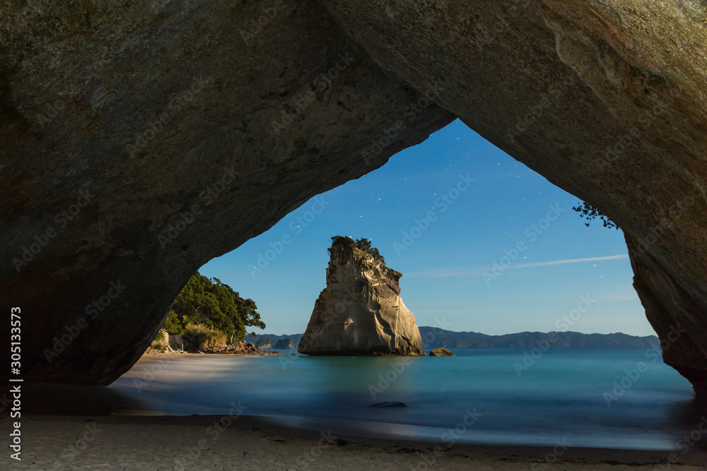 ニュージーランド　コロマンデル半島のカセドラル・コーブのトンネルから見える岩とビーチ