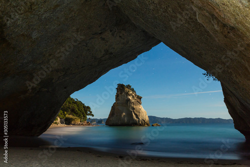 ニュージーランド コロマンデル半島のカセドラル・コーブのトンネルから見える岩とビーチ