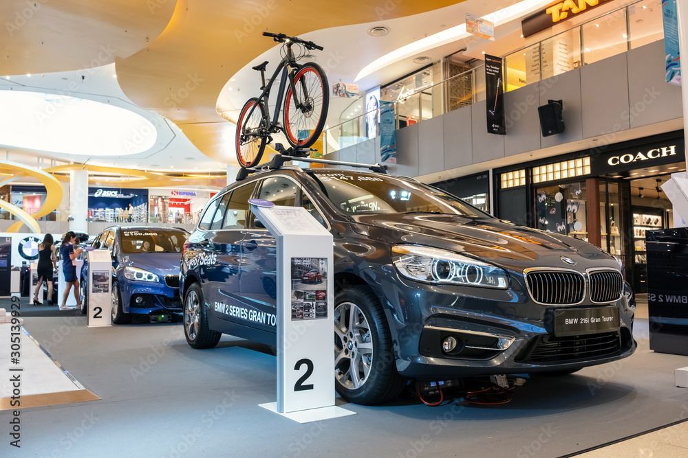 Foto Stock SINGAPORE MAY 30, 2018_BMW 2 Series Gran Tourer cars