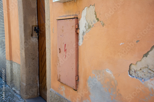 Electric panel door on the wall of an old house © Николай Батаев