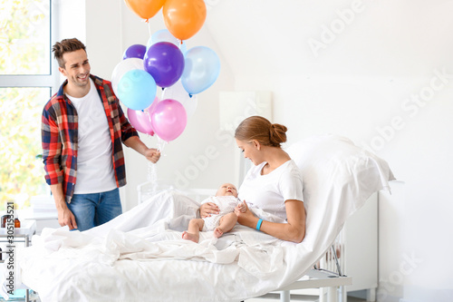 Young father greeting her w...
