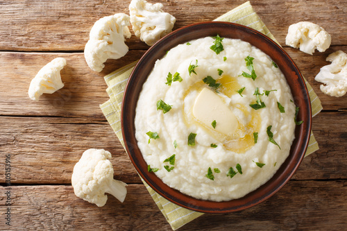 Fotografía hot side dish of cauliflower puree with butter and parsley close-up on a plate