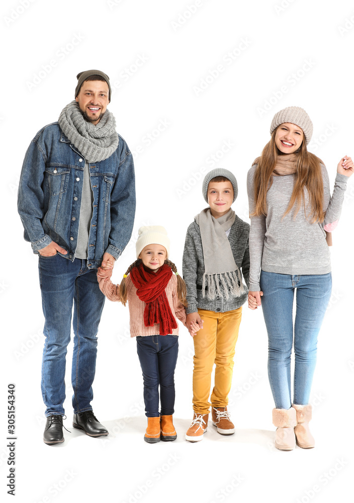 Fototapeta premium Portret szczęśliwej rodziny w jesienne ubrania na białym tle