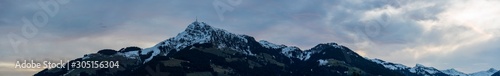 Kitzbühler Horn mit ersten Schnee Panorama im November am Morgen