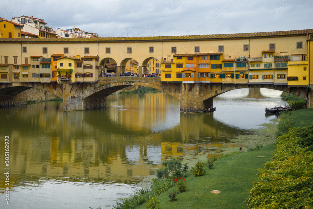 Fototapeta premium Old Golden Bridge on a cloudy September day. Florence, Italy