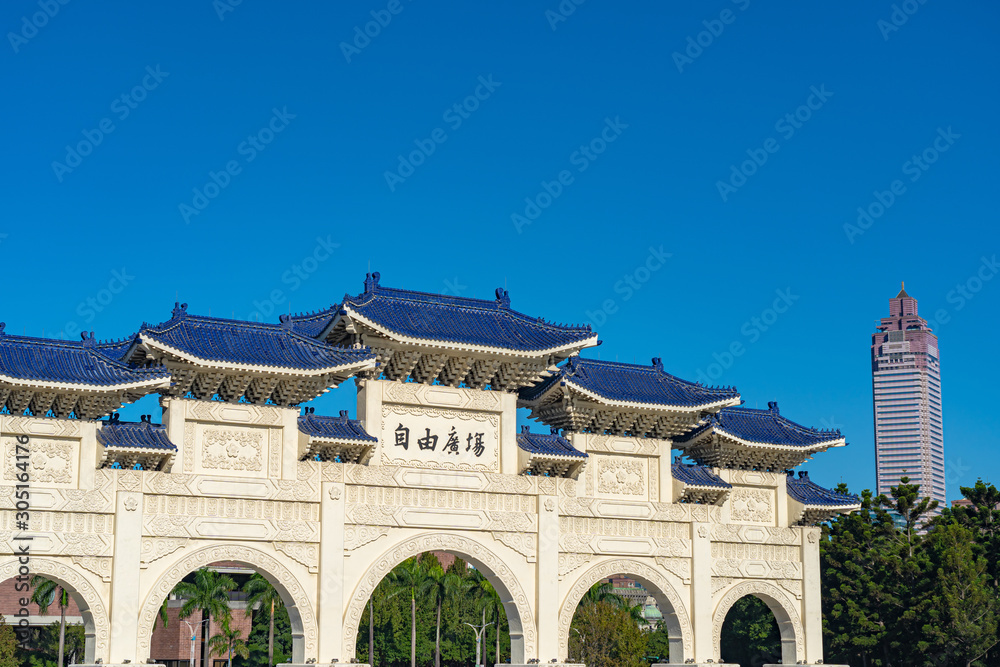 Obraz premium The main gate of National Taiwan Democracy Memorial Hall ( National Chiang Kai-shek Memorial Hall ), Text in Chinese on the archways is 